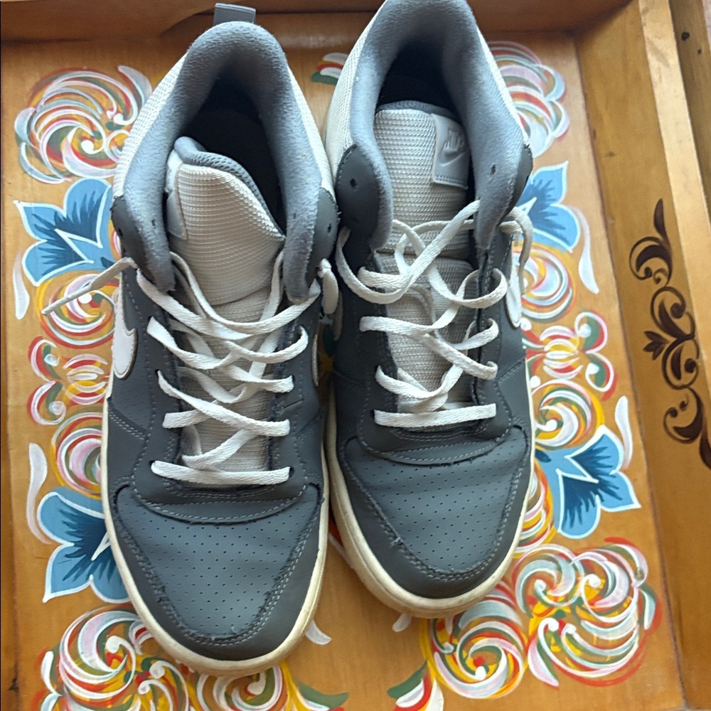 Nike High-Top Sneakers in Dark Gray and White 6Y or women’s 7.5-8 - Picture 9 of 9